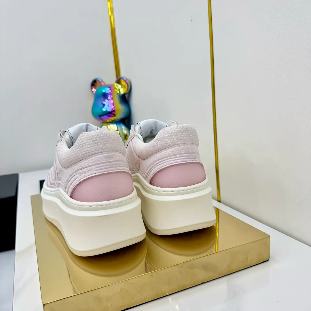 👟👟Ex-factory price 680👟👟 Upgraded version, upgraded version, upgraded version! No rebuttal accepted! ! ! ! Chanel Chanel panda shoes! 2025 counter's top casual sports shoes. This classic design; the upper is electro-embroidered with a variety of techniques; the outsole is fashionable and sporty; the unusual inclusion of a variety of color matching elements... The diversified mix and match is very good-looking and versatile, and can be used for leisure, fashion, sports, and outdoor... ꫛꫀꪝ Go➫ Materials: ❶Upper made of: original imported first-layer silk cowhide + original waterproof cloth + original first-layer cowhide ❷Inner lining: Original Yangli+Net ❸Outsole based on: Original TPU combination outsole Counter boutique packaging complete set for women 35–41 👉 👉 👉 👉 👉 👉 👉